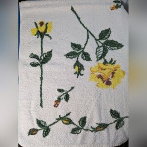 White Bath Towel with Yellow Roses Vintage